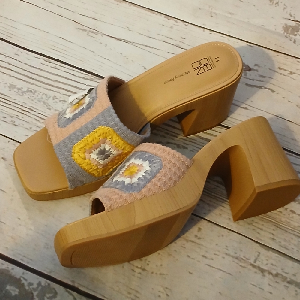 No Boundaries Women's Crochet Sandals Tan, Blue Size 11